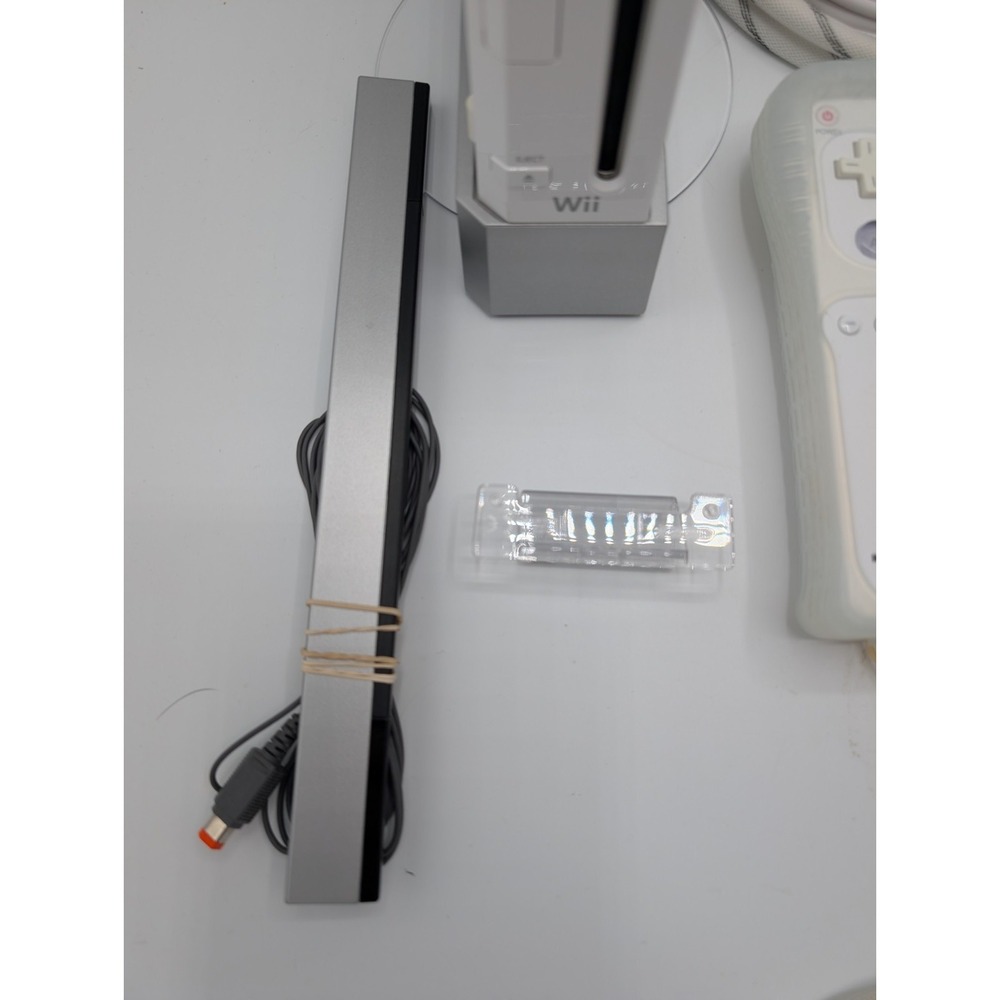 Nintendo Wii Console Bundle White 2 Wiimote 2 Nunchuk Sensor Bar Wii Sports - Picture 9 of 13
